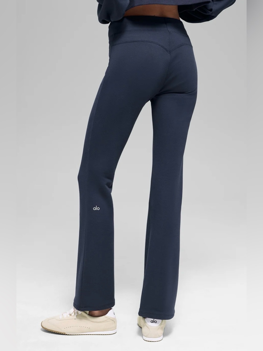 Alo Yoga Sway Boot Cut Sweatpant In Navy Size Small NWT - Picture 3 of 10